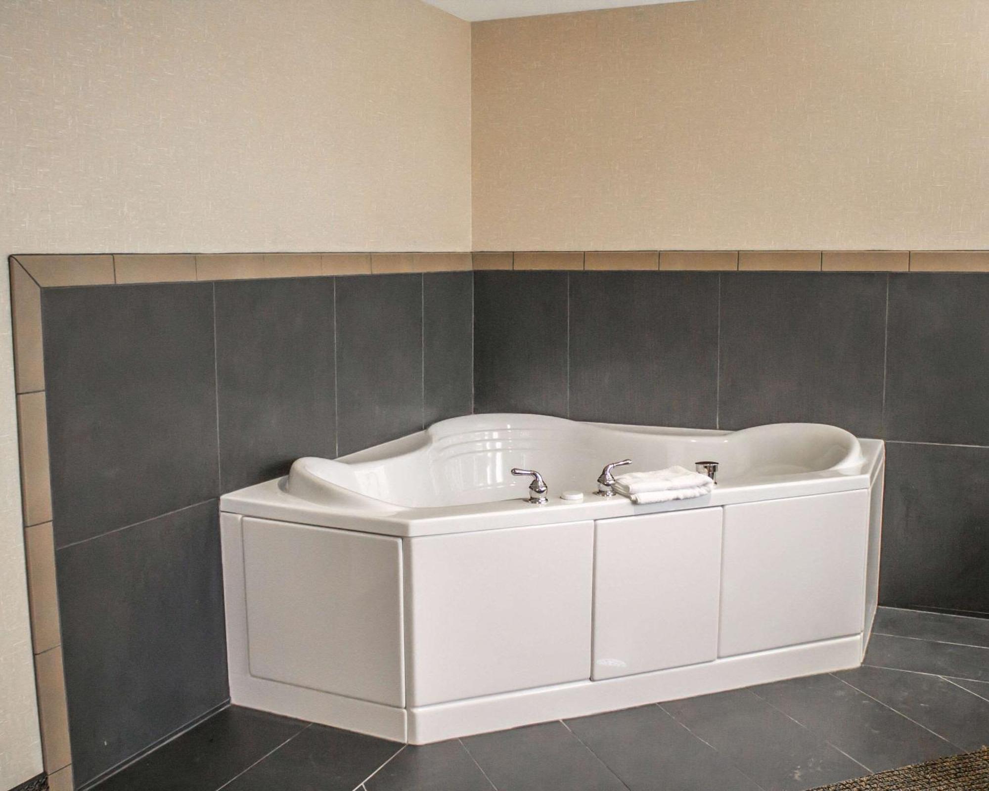 Comfort Inn & Suites Wadsworth Экстерьер фото